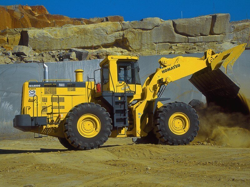 Колесный фронтальный погрузчик Komatsu WA600-6