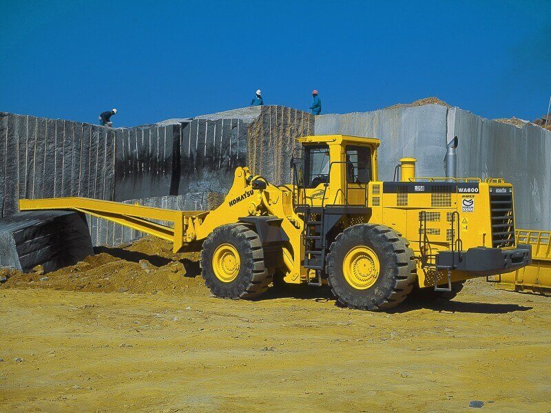 Колесный фронтальный погрузчик Komatsu WA600-6