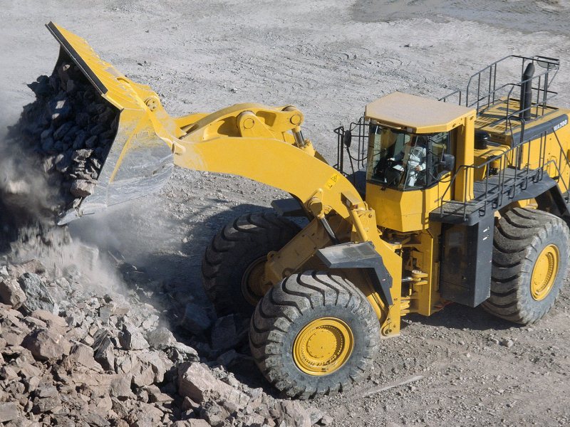 Колесный фронтальный погрузчик Komatsu WA700-3