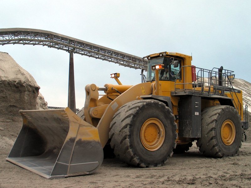 Колесный фронтальный погрузчик Komatsu WA700-3