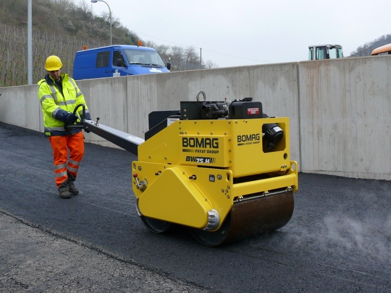 Сопровождаемый двухвальцовый виброкаток Bomag BW 75 H