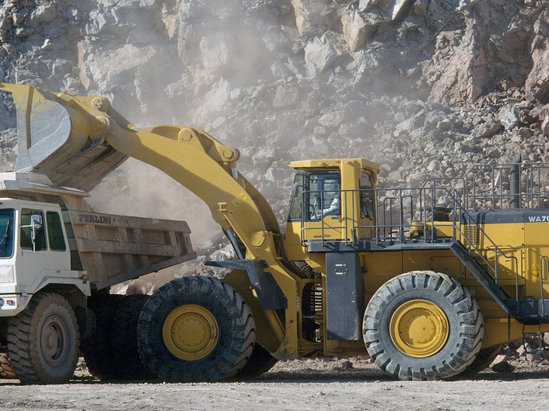 Колесный фронтальный погрузчик Komatsu WA700-3