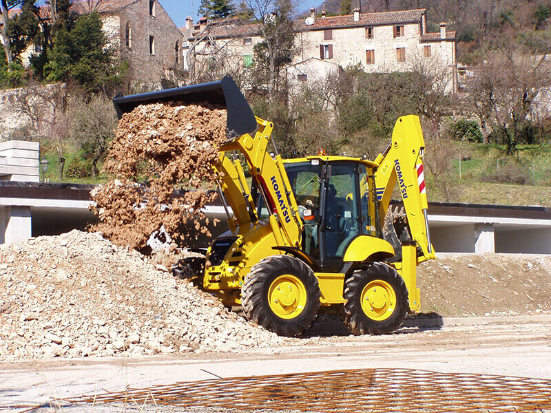 Экскаватор-погрузчик Komatsu WB93S-5