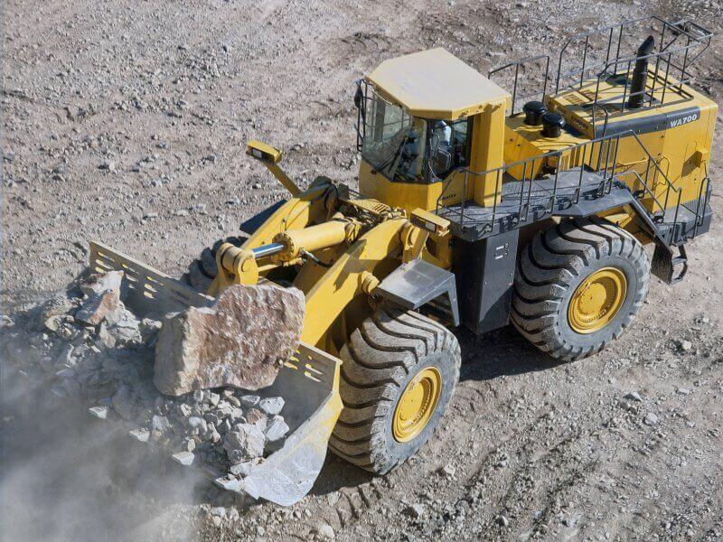 Колесный фронтальный погрузчик Komatsu WA700-3