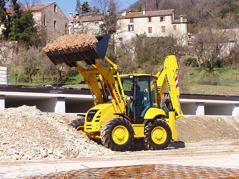 Экскаватор-погрузчик Komatsu WB93S-5