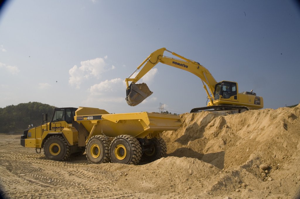 KOMATSU PC300LC-8 loading HM400-2_2.jpg