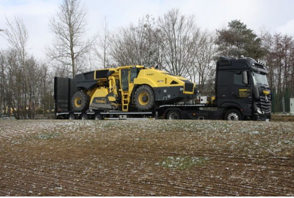 BOMAG RS 500 в транспортном положении с опущенной кабиной оператора BOMAG RS 500 на трале