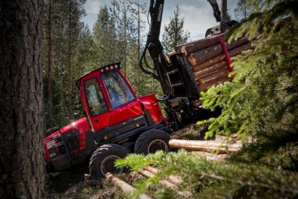 Благодаря отличной видимости и комфортным условиям операторы Komatsu уверенно чувствуют себя в сложных условиях На фото – форвардер Komatsu