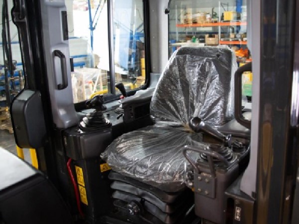 Обновленная кабина бульдозера Komatsu D65ЕХ-16 Кабина бульдозера