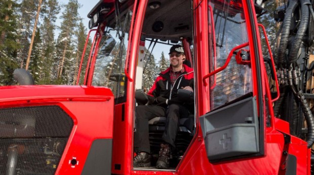 Оператор форвардера Komatsu легко регулирует положения кресла На фото – оператор в кабине форвардера Komatsu