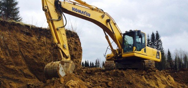 На фото – экскаватор Komatsu в карьере