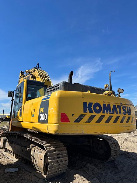 Гусеничный экскаватор Komatsu PC300-8M0 (Y301690)