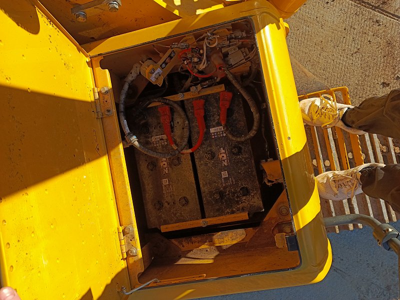 Гусеничный экскаватор Komatsu PC210-10M0 (DBCDR104)