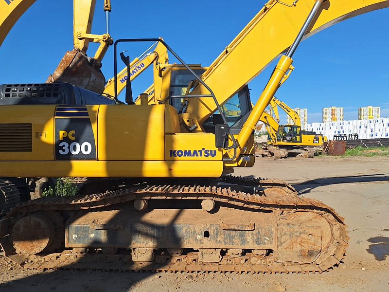 Гусеничный экскаватор Komatsu PC300-8M0 (DBBLR005)
