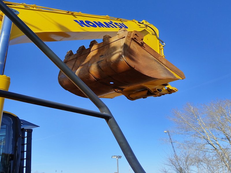 Гусеничный экскаватор Komatsu PC220-8M0