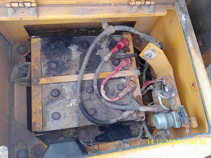 Гусеничный экскаватор Komatsu PC200-8M0 (Y201656)