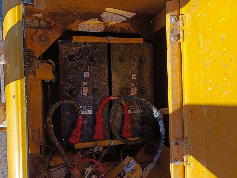 Гусеничный экскаватор Komatsu PC210-10M0 (DBCDR104)