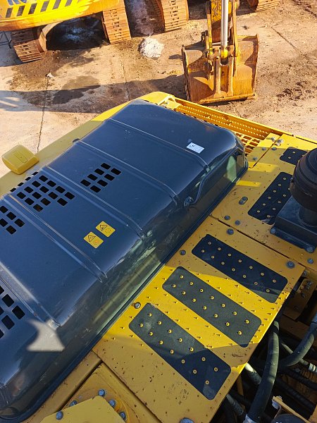 Гусеничный экскаватор Komatsu PC210-10M0 (DBCDR104)