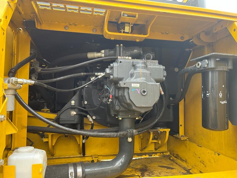 Гусеничный экскаватор Komatsu PC300-8M0 (Y301544)