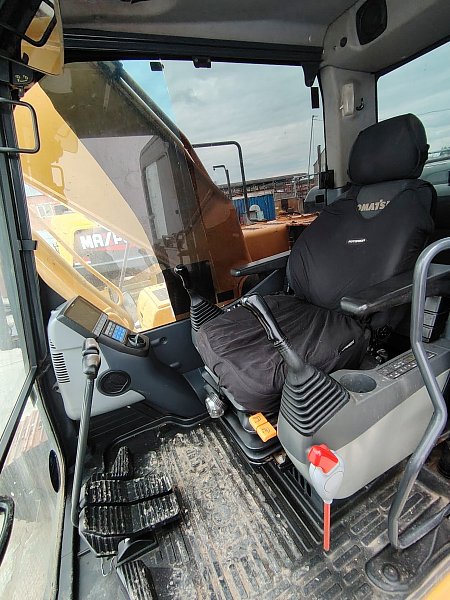 Гусеничный экскаватор Komatsu PC200-8M0 (Y201656)