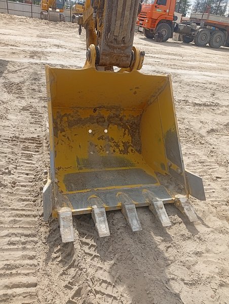 Гусеничный экскаватор Komatsu PC200-8M0 (358617)