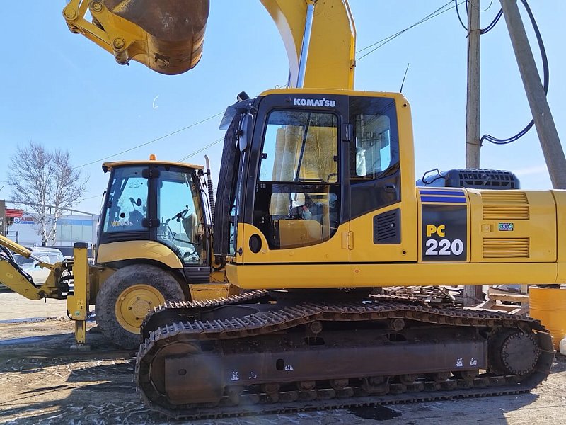 Гусеничный экскаватор Komatsu PC220-8M0