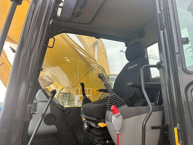 Гусеничный экскаватор Komatsu PC300-8M0 (Y301705)