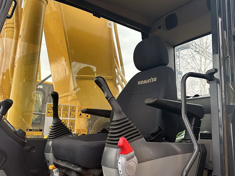 Гусеничный экскаватор Komatsu PC300-8M0 (Y301705)