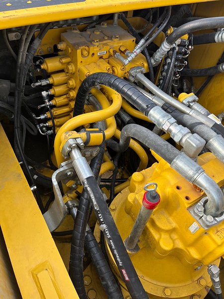 Гусеничный экскаватор Komatsu PC300-8M0 (DBBLR053)