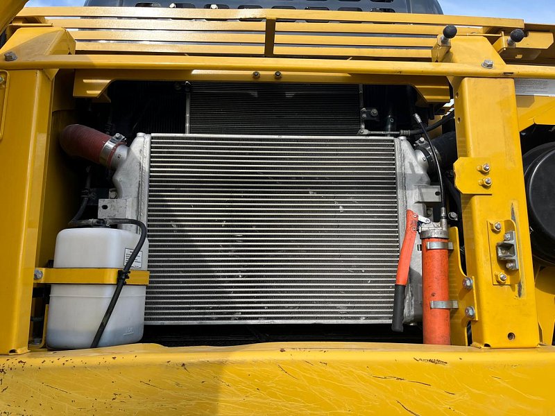 Гусеничный экскаватор Komatsu PC300-8M0 (DBBLR053)