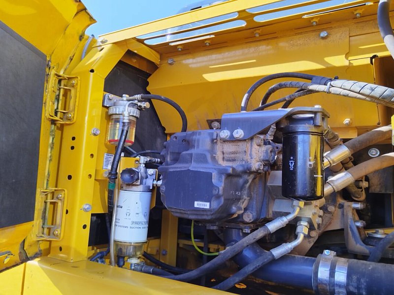 Гусеничный экскаватор Komatsu PC220-8M0