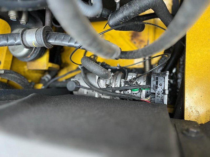 Гусеничный экскаватор Komatsu PC300-8M0 (Y301544)