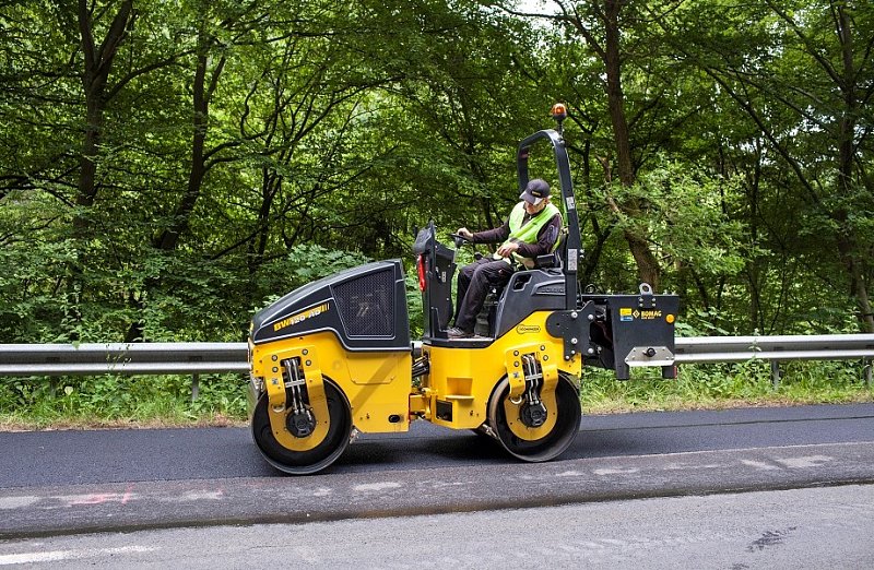 Легкий сочленённый тандемный каток Bomag BW 100 AD-5